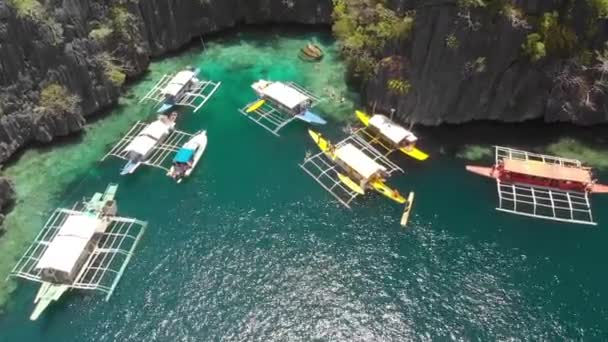 Drone Aéreo Tiro Pessoas Barcos Paraw Lagoas Turquesa Entre Penhascos — Vídeo de Stock