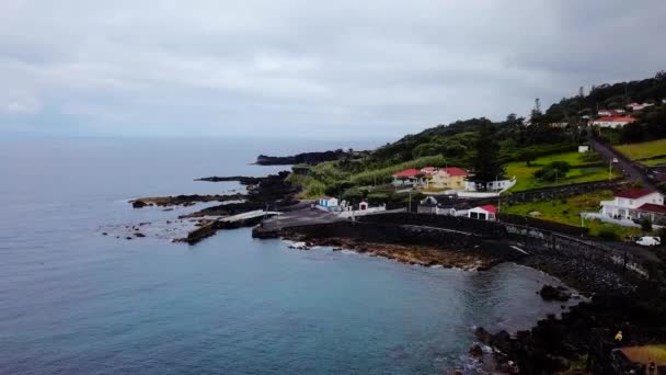 Colpo Aereo Verso Costa Manadas Nell Isola Sao Jorge Azzorre — Video Stock