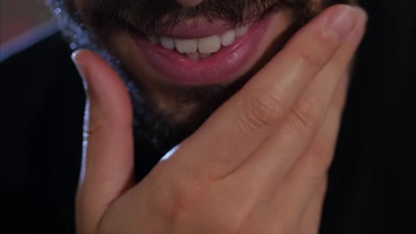 Primo Piano Uomo Che Sorride Minacciosamente Accarezzandosi Barba — Video Stock