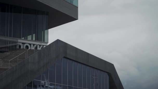 Merdiveni Açık Olan Modern Cam Beton Ofis Binası — Stok video