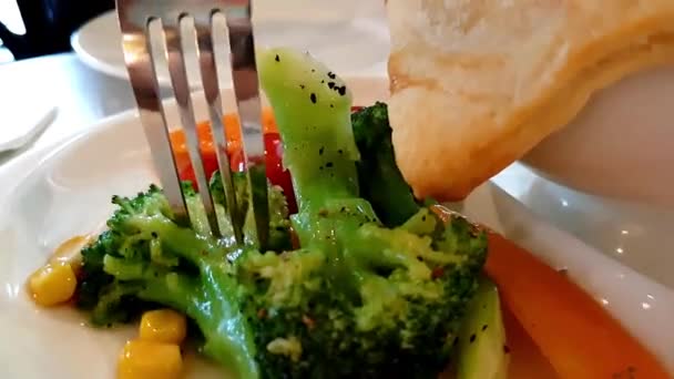 Mangiare Broccoli Con Una Forchetta — Video Stock