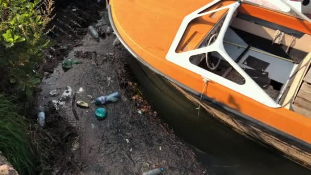 Schuiven Plastic Afval Gegooid Naast Een Boot Het Meer Met — Stockvideo