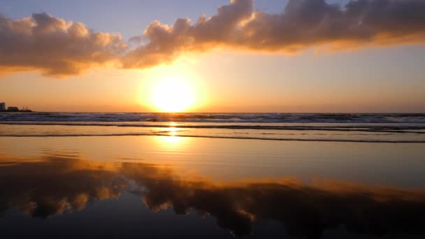 Lever Soleil Sur Une Plage Très Plate Marée Basse Sable — Video