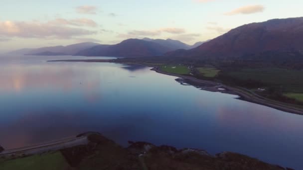 Vuelo Aéreo Junto Lago Escocés Con Montañas Nubes Reflejándose Agua — Vídeo de stock