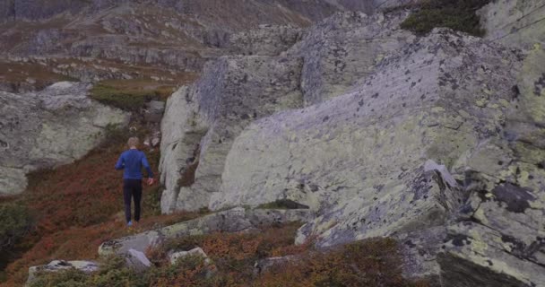 Joven Senderismo Hasta Pico Las Montañas Sienta Disfrutando Vista — Vídeos de Stock