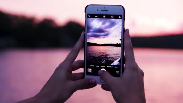 Video Rukou Drží Iphone Pořízení Krásné Fotografie Západu Slunce Jezera — Stock video