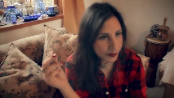Передній Знімок Жіночої Актриси Сидить Дивані Курить Цигарку Пиво Думаючи — стокове відео