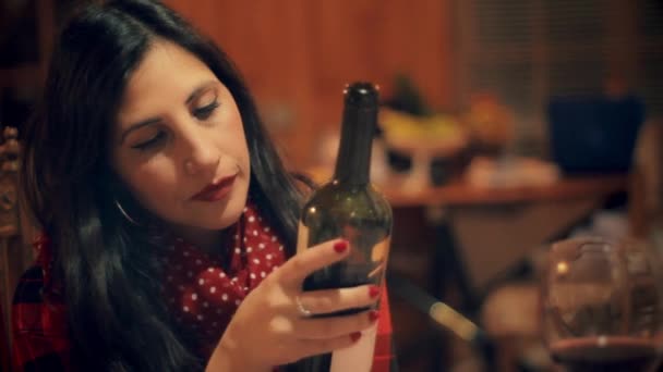Piękna Chilijska Kobieta Ucząca Się Testująca Chilijskie Czerwone Wino — Wideo stockowe