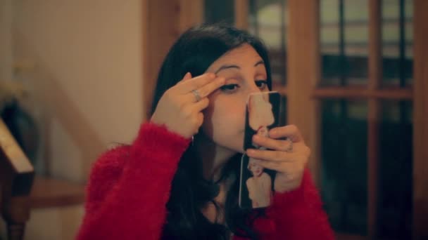 Hermosa Mujer Haciendo Maquillaje Casa Mientras Está Teniendo Una Conversación — Vídeo de stock