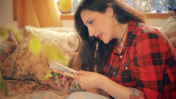 Красивая Чилийская Женщина Читает Книгу Здоровой Пище — стоковое видео