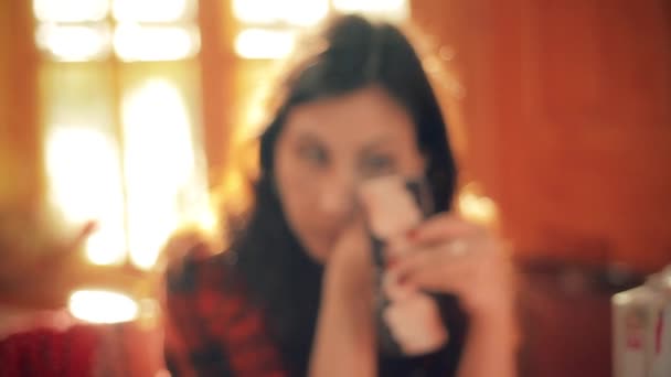 Красива Чилійська Жінка Робить Свій Макіяж Час Камера Вмонтована Ляльку — стокове відео