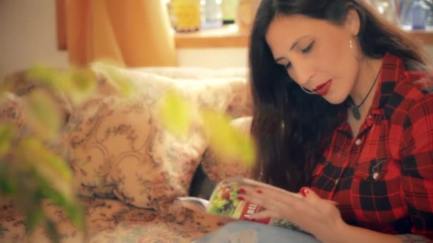 健康的な食べ物に関する本を読む美しいチリ人女性 — ストック動画