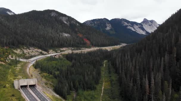 Drone Aérien Volant Dessus Autoroute Tunnel Sur Col Montagne — Video