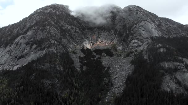 在忧郁的日子里 空中飞行员在史诗般的石山顶上朝云彩飞去 — 图库视频影像