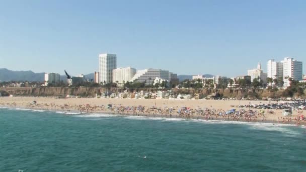 Una Hermosa Toma Shore Famosa Playa Santa Mónica Con Muchos — Vídeos de Stock