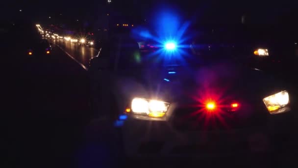 一个漂亮的拍摄的美国紧急车辆在夜间 — 图库视频影像