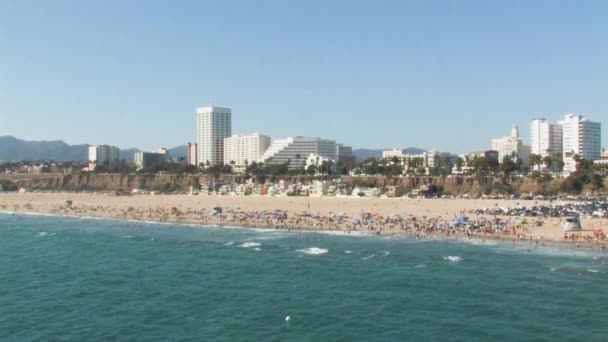 Una Hermosa Toma Shore Famosa Playa Santa Mónica Con Muchos — Vídeos de Stock