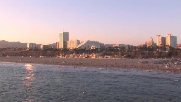 Eine Schöne Aufnahme Vom Berühmten Santa Monica Beach Mit Vielen — Stockvideo