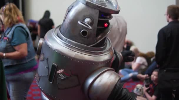 Roboter Tanzen Und Unterhalten Ein Kind Auf Einer Comic Convention — Stockvideo