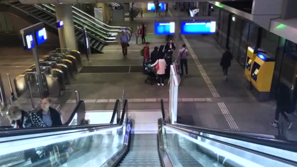 登哈格火车站自动扶梯 — 图库视频影像