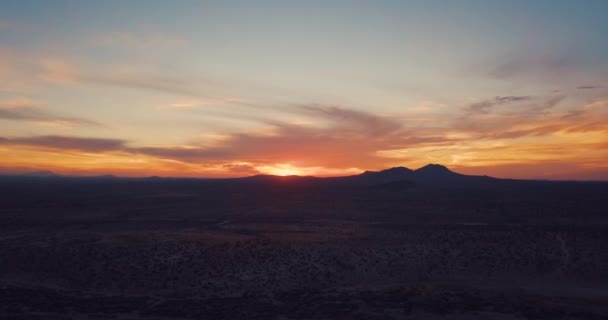 Luftaufnahme Des Farbenfrohen Orangen Sonnenaufgangs Der Mojave Wüste — Stockvideo