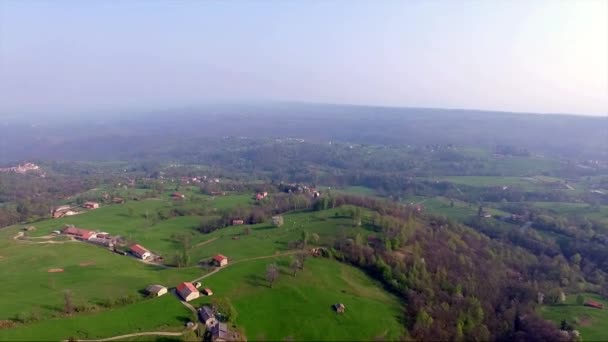 Statky Italských Horách Uprostřed Lesů Jaře Filmy Drone Fantom Plném — Stock video