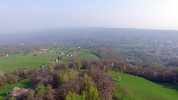 イタリアの山の農家 春の森の真ん中 背景のアルプスと牧草地でフルHdでドローンファントム3の映画 — ストック動画
