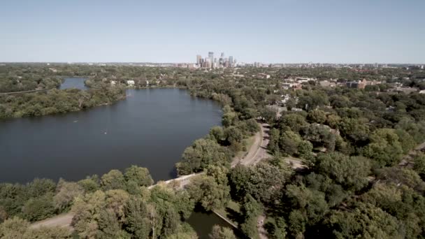 Aerial Todavía Tiro Del Skyline Minneapolis Con Lago Las Islas — Vídeos de Stock