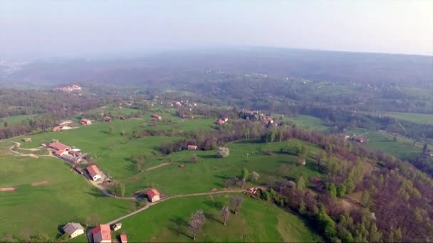 Bondgårdar Italienska Bergen Mitt Skogen Våren Filmer Med Drönare Fantom — Stockvideo