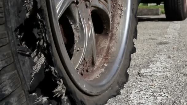 손상된 타이어와 자동차의 바퀴를 클로즈업 — 비디오