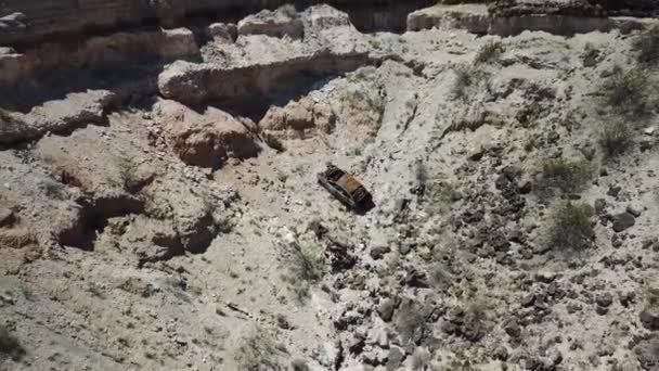 Ilmakuva Hylätystä Autosta Kraatterissa Kill Borne Holessa New Mexicossa — kuvapankkivideo