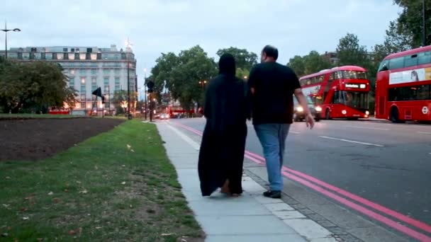 Familia Árabe Musulmana Caminando Centro Londres — Vídeo de stock