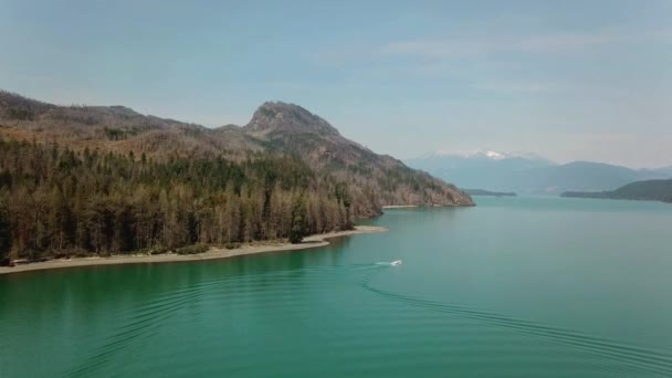 Plan Drone Beau Lac Vert Avec Bateau Partant Cadre Vue — Video