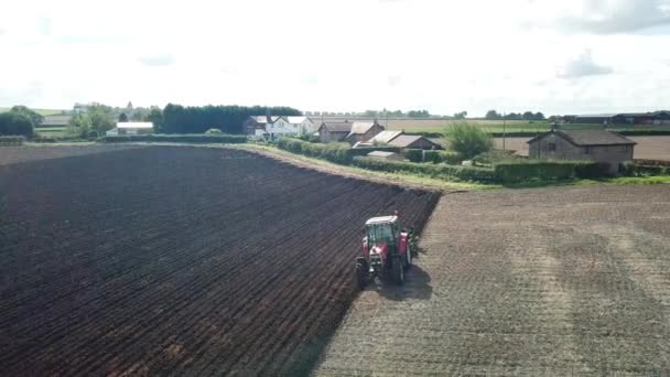 Luchtopname Boven Het Ploegveld Van Trekker — Stockvideo