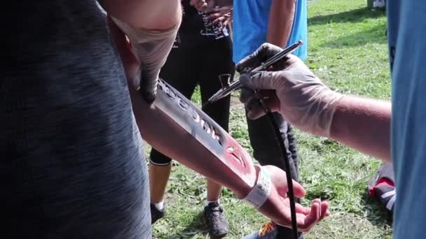 Aerógrafo Tatuaje Brazo Con Técnica Pulverización — Vídeo de stock