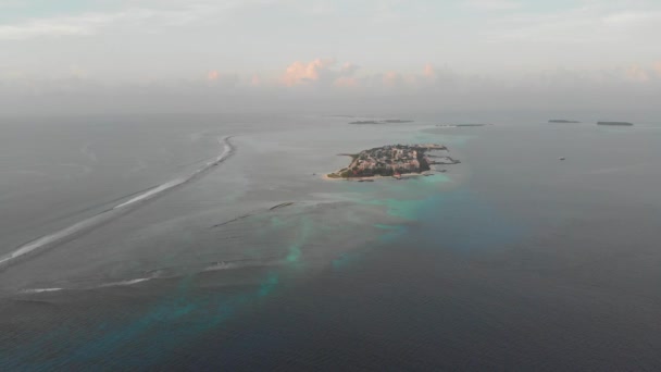 Aéreo Uma Ilha Meio Oceano — Vídeo de Stock