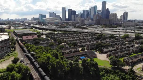 Upphöjda Drönarbilder Staden Houston Skyline Och Hwy Med Tågresan Förgrunden — Stockvideo