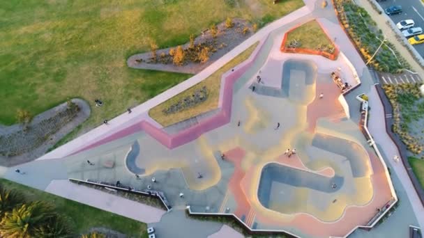 Kilda Skatepark Tilt Camera Melbourne Cbd Aerial Shot — Stock video