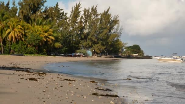 4K热带小岛上靠近泻湖的隐蔽沙滩 — 图库视频影像