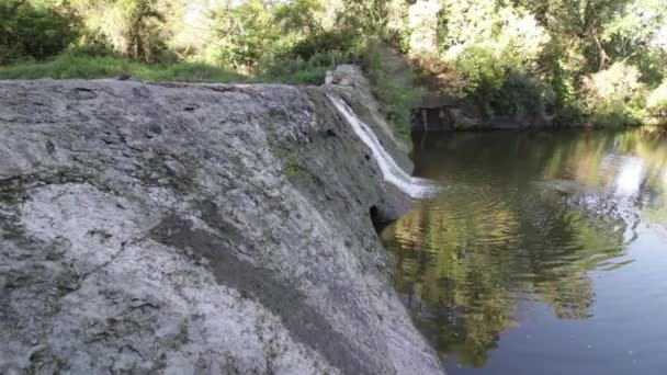 Eau Crue Sur Déversoir — Video