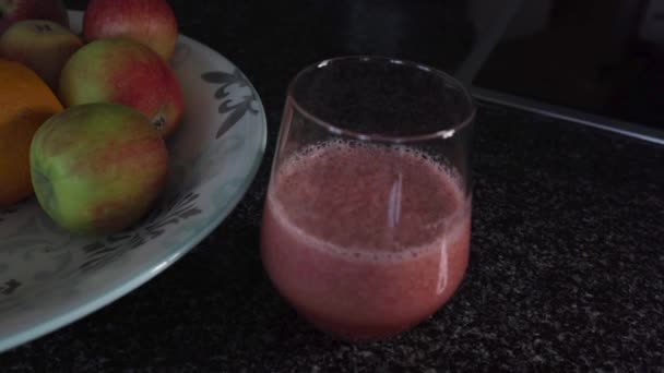 Egy Smoothie Egy Alma Képe Egy Tányéron — Stock videók