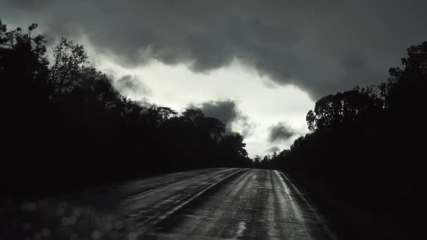 Guidare Attraverso Una Zona Stretta Vuota Durante Tempo Calmo Scoraggiante — Video Stock