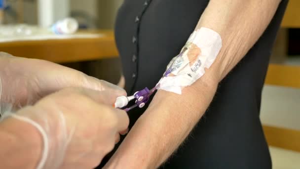 Medische Verpleegkundige Doet Een Thuis Patiënt Bezoek Dragen Steriele Handschoenen — Stockvideo