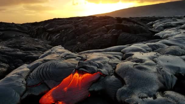 Lavaflow Ativo Que Escorre Que Brilha Contra Por Sol Ilha — Vídeo de Stock