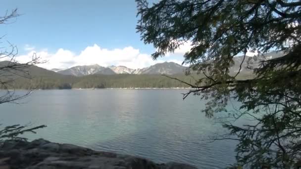 德国巴伐利亚Eibsee的美丽景色 Eibsee以绿松石清澈的水而闻名 这个湖坐落在德国最高的山 祖格斯皮策山脚下 — 图库视频影像