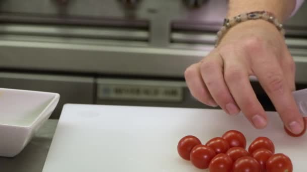 Chef Trevor Snijdt Kerstomaten Real Time Schietpartij Rauw Meer Realiteit — Stockvideo