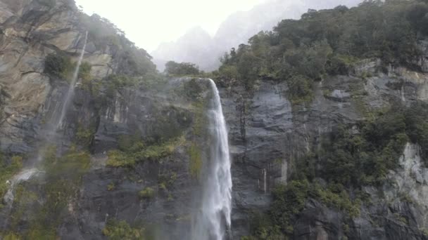 Огромный Водопад Каскадом Спускается Горы Дождливый Влажный День Проливе Милфорд — стоковое видео