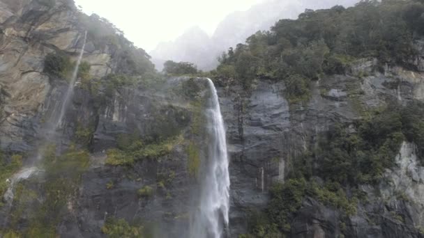 Enorme Cascata Che Scende Lungo Fianco Una Montagna Una Giornata — Video Stock