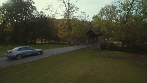 Coche Blanco Vehículo Utilitario Deportivo Oscuro Atraviesan Puente Cubierto Zona — Vídeo de stock