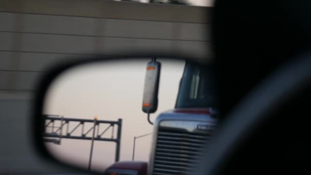Dois Tiros Camião Vermelho Auto Estrada Primeiro Tiro Perspectiva Espelho — Vídeo de Stock